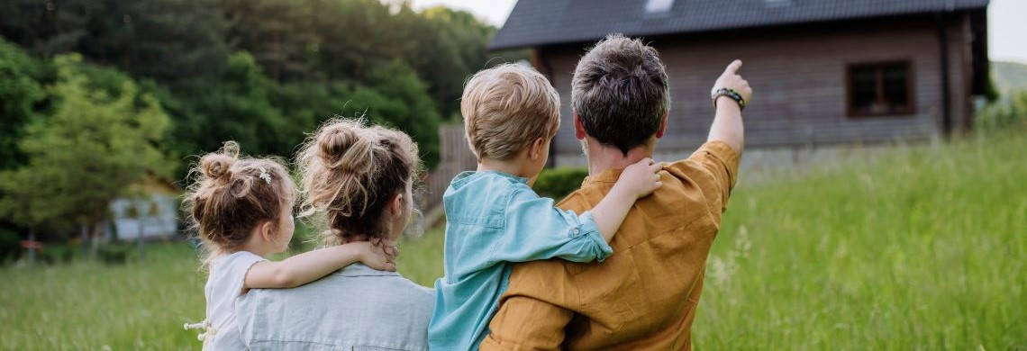 Mann und Frau spielen mit dem Hund und renovieren das Haus