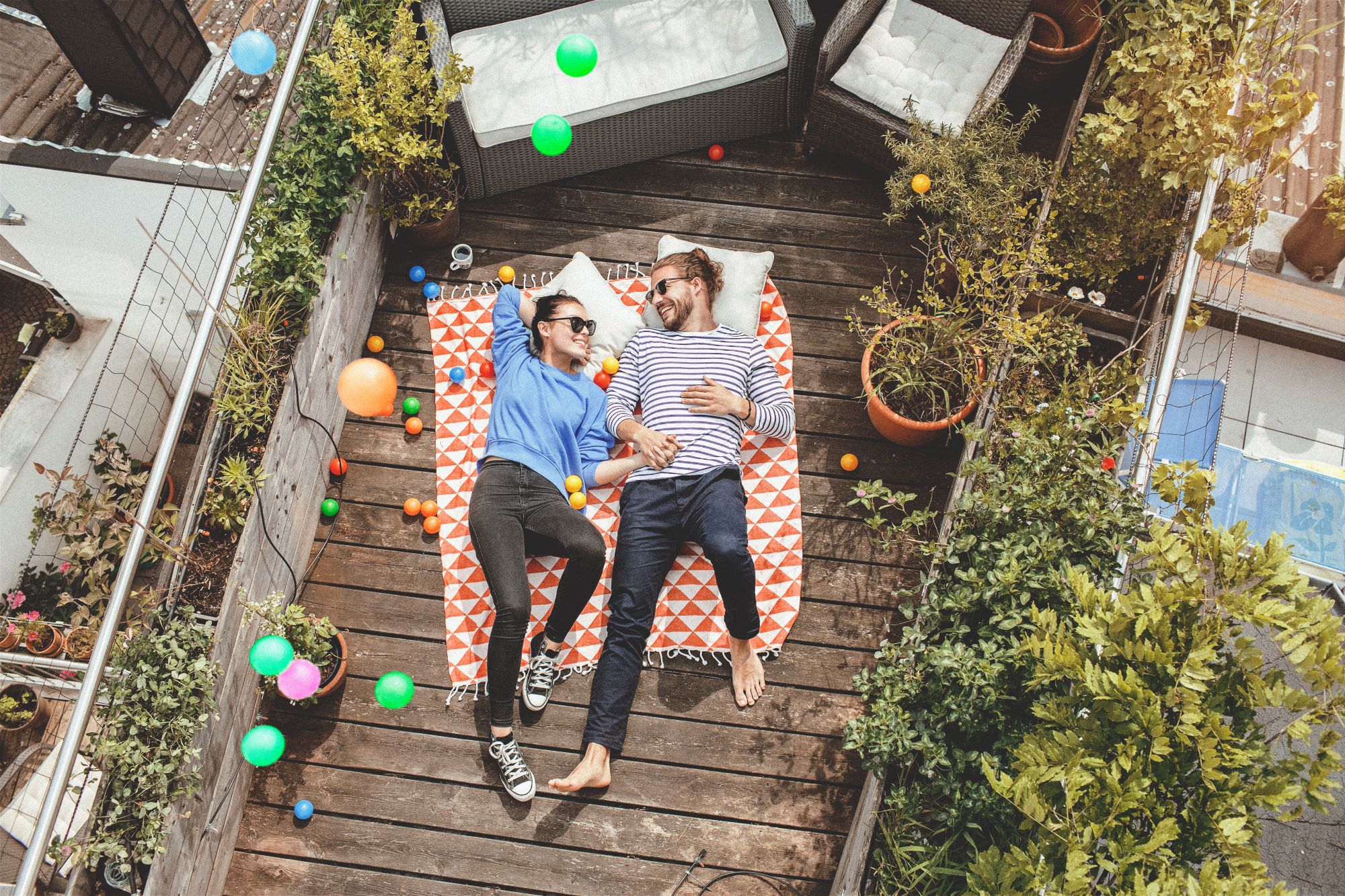 Junges Paar liegt auf dem Balkon